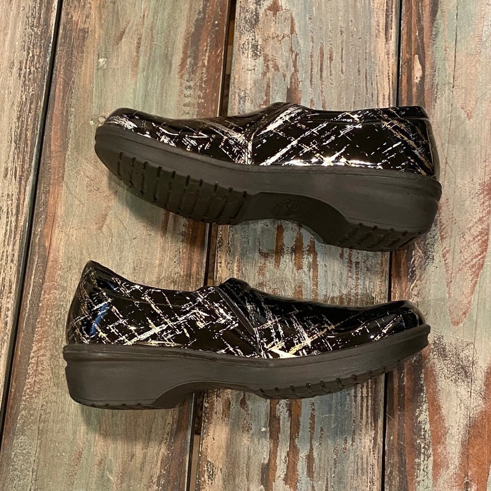 Easy Street Tiffany Clogs Comfort Shoes Black Patent Gold Silver Womens Size 7 - Picture 10 of 10